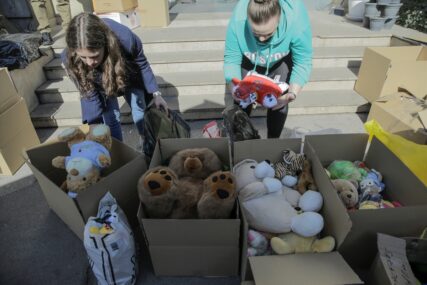 Brojni građani Sarajeva donose igračke za djecu pogođenu zemljotresom