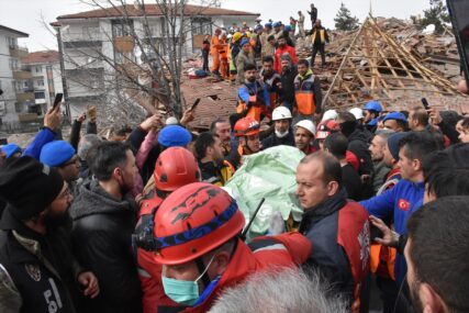 KONAČNO NEKA DOBRA VIJEST IZ TURSKE: Otac i kćerka spašeni iz srušene kuće