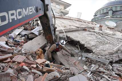 Nakon današnjeg zemljotresa u Turskoj ispod ruševina spašene 32 osobe (FOTO)