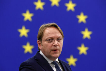 Varhelyi zaboravio isključiti mikrofon, nazvao europarlamentarce “idiotima”