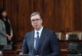 Vučić otvarao dionicu autoputa pa se sažalio na urednika Informera: Ponudio sam mu da ja platim kaznu, samo da ne ide u zatvor