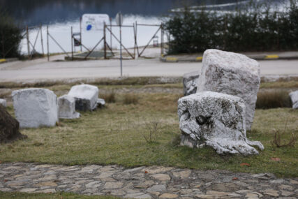 Jezero i nekropola stećaka ukras živiničkog naselja Bašigovci