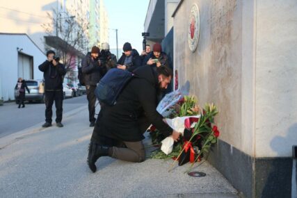 Građani Sarajeva ispred ambasade Turske ostavljali cvijeće