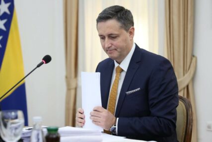 Bećirovićev kabinet: Raspravom o VIP salonima neki žele da zaboravimo da traje napad na ustavni poredak