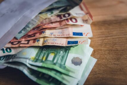 Bosanac u Njemačkoj pronašao veću količinu novca i kartice sa pinovima, sve vratio vlasnici