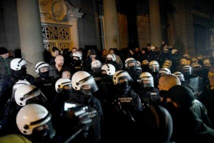 Beograd: Desničari srušili zaštitnu ogradu i došli do ulaza u Predsjedništvo, traže ostavku Vučića