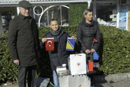 Turski ambasador Girgin obišao 12-godišnjeg Benjamina koji prodaje čaj da pomogne žrtvama zemljotresa