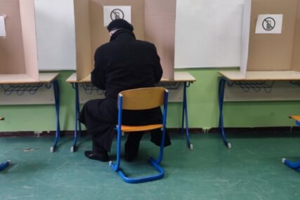 Prijevremeni izbori u Tuzli: Udaljen sa biračkog mjesta nakon što je navodio građane za koga trebaju glasati