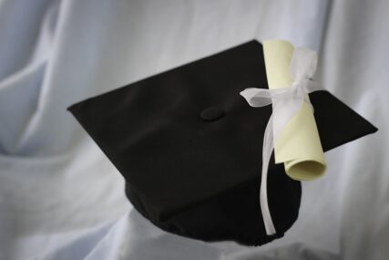 U Brčkom se “štancaju” diplome, a da se “ni knjiga ne otvori”