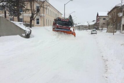 Zbog snježnih nanosa obustavljen promet za kamione u Kantonu 10, sutra nema nastave u školama