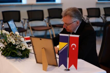 U ambasadi Turske otvorena knjiga žalosti: Ruski ambasador Kalobuhov upisao se među prvima