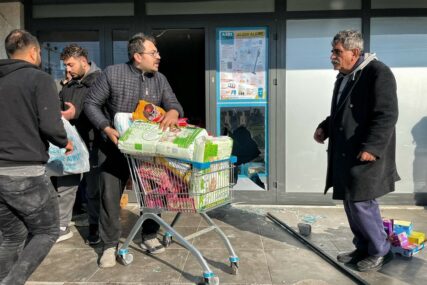 NA JUGU TURSKE ZAVLADAO TOTALNI HAOS Dok jedni pljačkaju supermarkete, drugi traže nestale i pitaju se: "Gdje je država? Gdje su bili dva dana?"