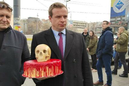 Aktivisti pokušali da dostave tortu sa lobanjom ambasadi Rusije