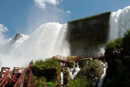 Skočila u smrt s 27 metara visokih Niagarinih slapova držeći sina: Dječak je čudom preživio