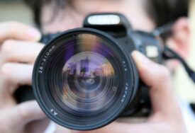 Evropska komisija zabrinuta zbog navoda o nezakonitom nadzoru novinara u Srbiji