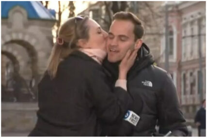 Nepoznata žena prišla novinaru usred livea i poljubila ga, zanimljive reakcije na Twitteru