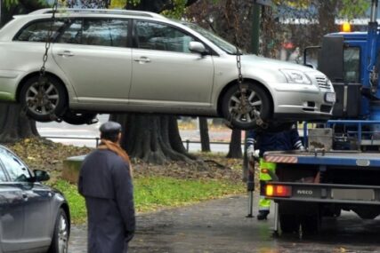 U Tuzlu stiže ‘pauk’ vozilo: Evo koliko će iznositi kazna za nepropisno parkiranje