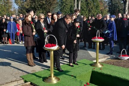 Ćiro Blažević pokopan u zagrebačkoj Aleji velikana, stotine došle na ispraćaj u Mirogoj