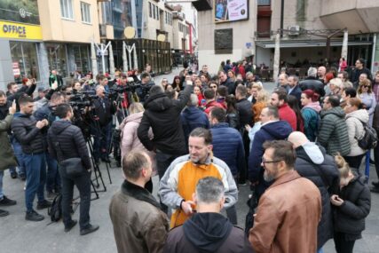 Podrška kolegi Morači: Veliki broj novinara okupio se na Trgu Krajine u Banjaluci