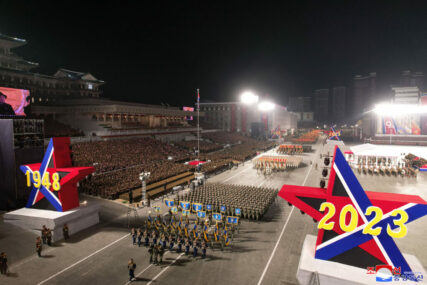 Sjeverna Koreja na paradi pokazala arsenal nuklearnih projektila