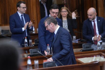 Opšti haos i tučnjava u Skupštini Srbije, opozicija prekinula Vučićevo obraćanje (VIDEO)