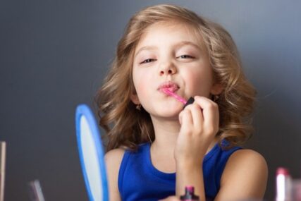 Zdravstveni stručnjaci upozoravaju: Previše djece koristi toksičnu šminku