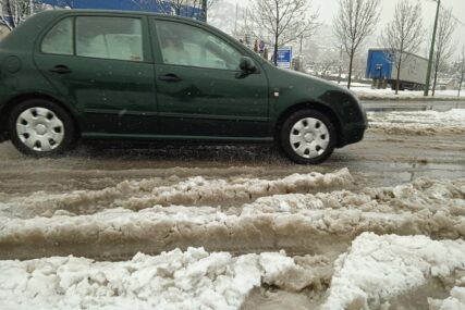 SDA okrivila Trojku za saobraćajni kolaps u Sarajevu zbog snijega: "Sve je isto, samo Forte nema, čeka se jugo"