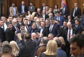 Oglasio se i AP: Populista Vučić dočekan neprijateljski