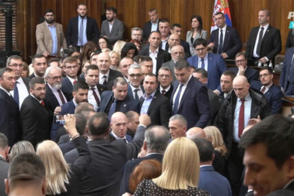 Oglasio se i AP: Populista Vučić dočekan neprijateljski