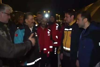 Turski ministar zdravlja doživio ozbiljan incident tokom obilaska područja pogođenih zemljotresom (VIDEO)