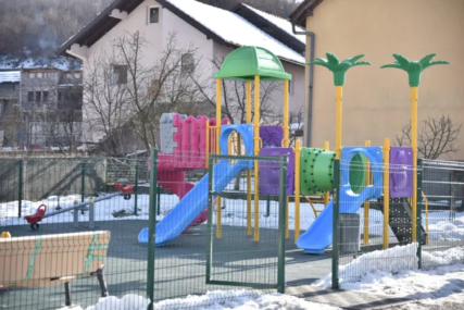 Mališani sarajevskog naselja dobili moderno opremljeno igralište