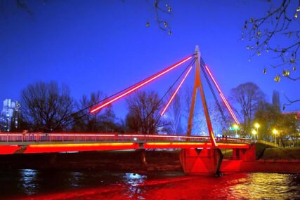 U znak solidarnosti mostovi u Zenici u boji turske zastave: Gradonačelnik tražio da budu osvijetljeni i za vikend