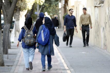 Stotine učenica otrovano u internatu u Iranu