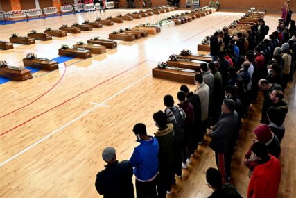 I KAMEN BI ZAPLAKAO: Sportska dvorana u italijanskom gradu pretvorena u mrtvačnicu