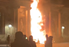 Demonstracije u Francuskoj izmakle kontroli: Zapaljena gradska vijećnica