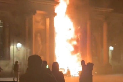 Demonstracije u Francuskoj izmakle kontroli: Zapaljena gradska vijećnica