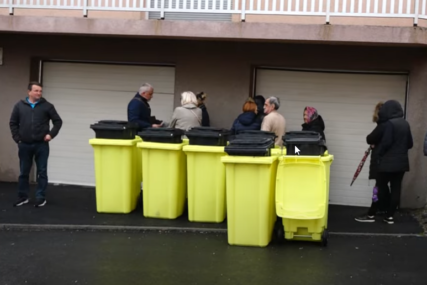 TUZLA: U Mjesnoj zajednici Mejdan podijeljene kante za primarnu selekciju otpada