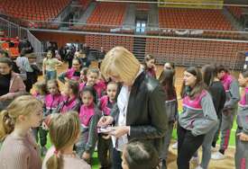 Dres za Razu: Legendarna košarkašica dijelila autograme u zeničkoj “Areni” (FOTO)