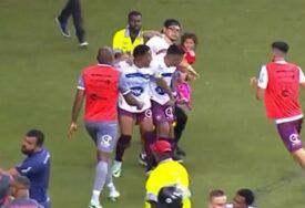 VIDEO Navijač s djetetom u rukama utrčao u teren i udario igrača nogom u međunožje