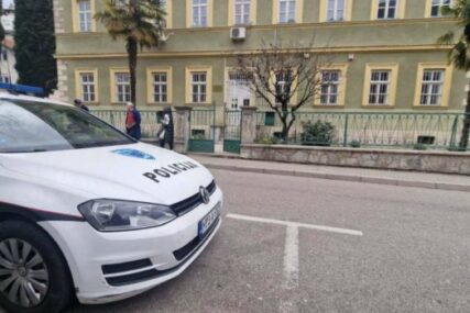 Bačena ručna bomba ispred dvorišta kuće u Mostaru