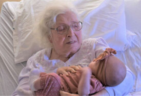 Amerikanka ima 98 godina i ponosna je na svojih 106 unuka, 222 praunuka, 234 pra-praunuka...