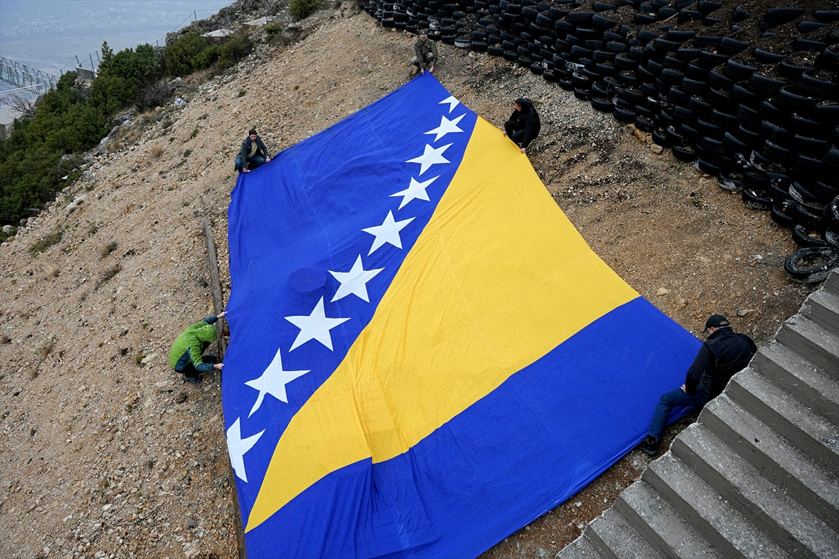 Velika zastava Bosne i Hercegovine vijori se iznad Mostara - BosnaInfo