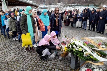 U mezarju Memorijalnog centra Srebrenica - Potočari obilježen Dan nezavisnosti BiH