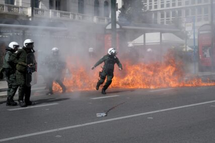 U ATINI SVE GORI: Žestoki sukobi demonstranata i policije