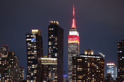 Empire State Building osvijetljen je crveno-bijelim bojama za žrtve zemljotresa (FOTO)