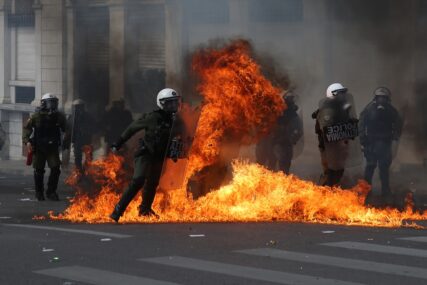 NE NAZIRE SE KRAJ HAOSU: Žestok obračun grčke policije i protestanata (FOTO)