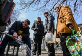 Prizori kao iz naše ne baš daleke prošlosti: Civili u Ukrajini pod granatama čekaju u redu za vodu (FOTO)