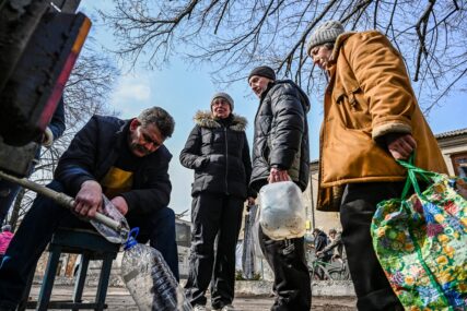 Prizori kao iz naše ne baš daleke prošlosti: Civili u Ukrajini pod granatama čekaju u redu za vodu (FOTO)