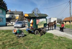 Porodica Jusufa Nedžmedina iz Francuske u Palestinu putuje pješke: Sa magarcem i dva psa spavaju gdje stignu