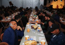 Mnoge žrtve zemljotresa u Turskoj prvi iftar dočekale u šatorskim naseljima (FOTO)